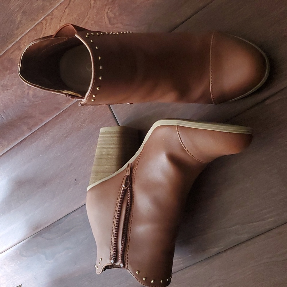 Lauren Conrad tan booties